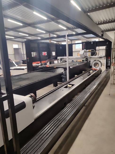 Оптоволоконный лазер в кабине для листов и труб XTC-F1530GT/3000 Raycus