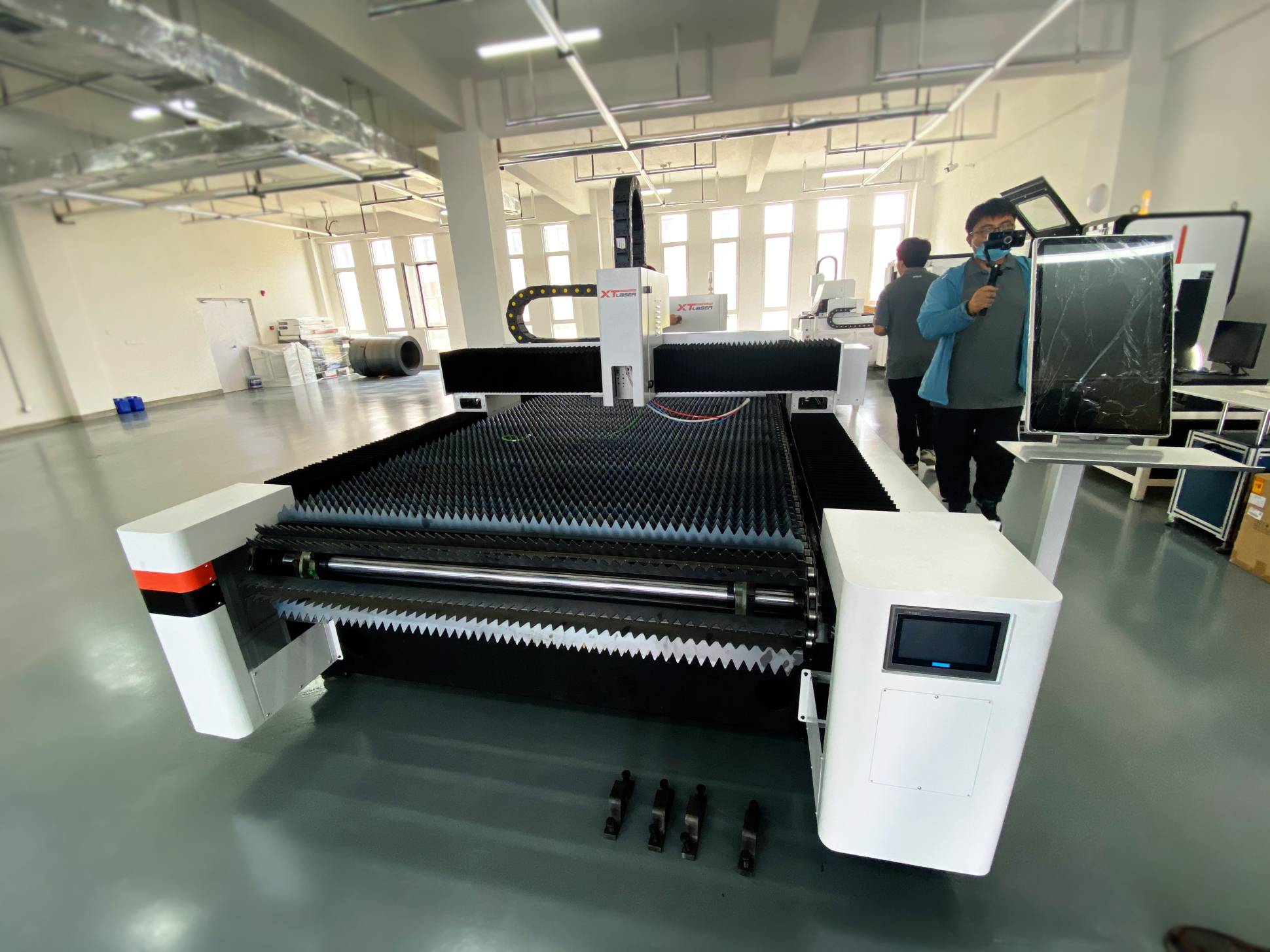 Оптоволоконный лазерный станок с автоматической рулонной подачей и конвейерным столом XTC-1530K/3000 Raycus/Reci