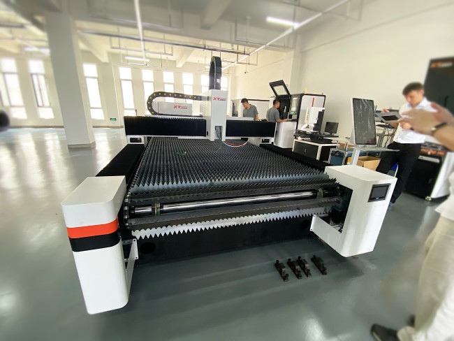 Оптоволоконный лазерный станок с автоматической рулонной подачей и конвейерным столом XTC-1530K/3000 Raycus/Reci