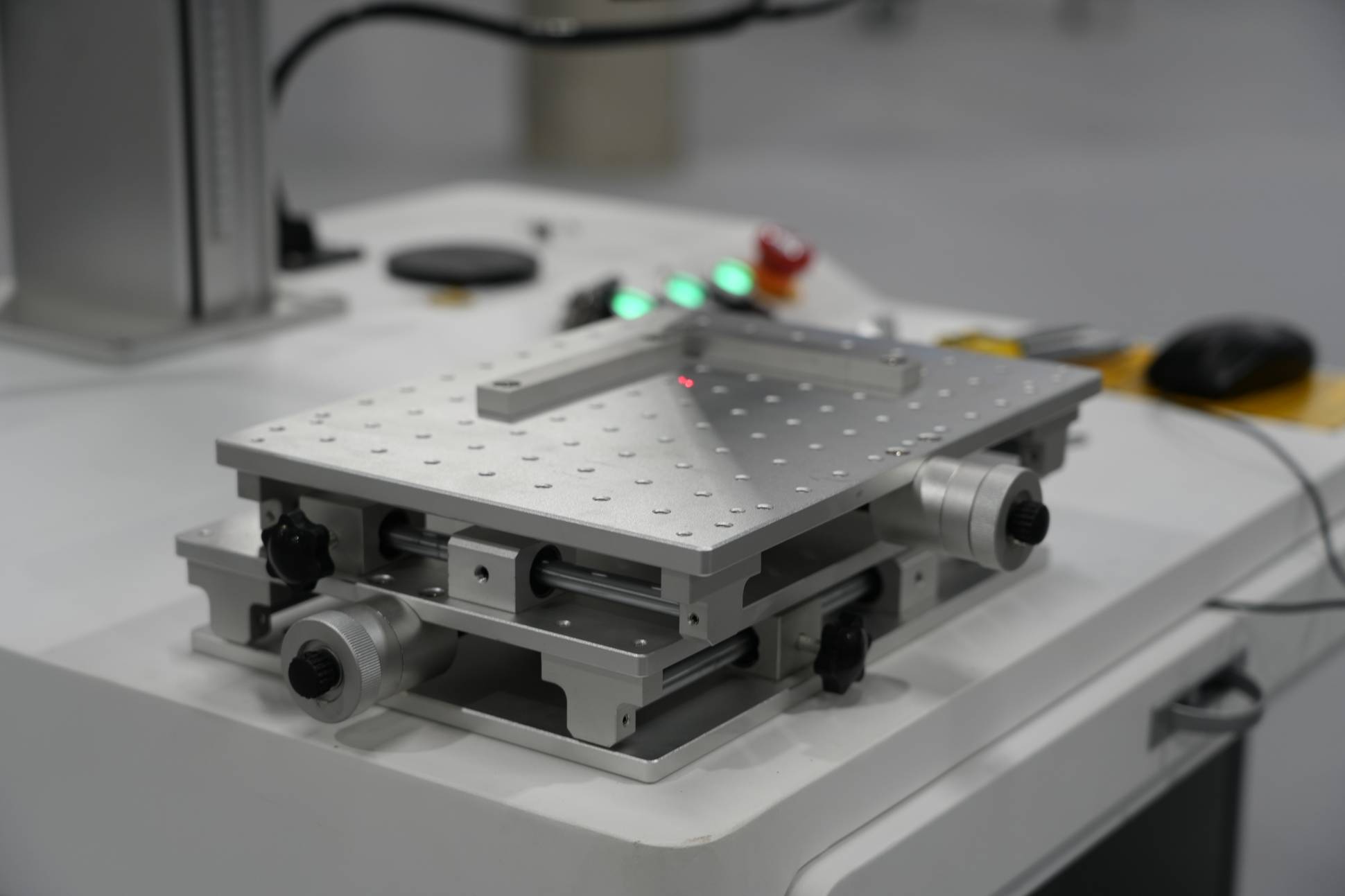 Волоконный лазерный маркер для гравировки по металлу XTL-F50