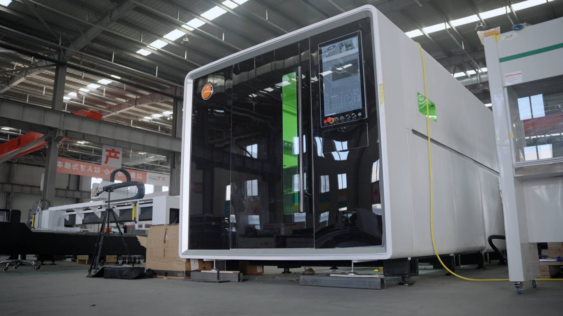 Оптоволоконный лазерный станок в защитной кабине XTC-1560G/6000 Raycus