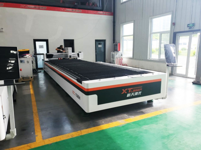 Оптоволоконный лазерный станок для резки металла XTC-1560H/6000 Raycus/Reci