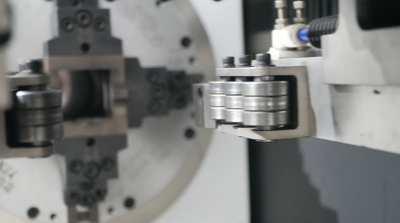 Высокоскоростной лазерный труборез с сервозахватом и автоматической системой погрузки труб LX-K6-5-6500/3000 Raycus