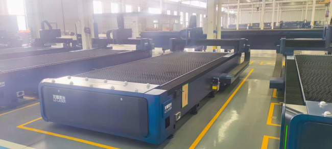 Оптоволоконный лазерный станок по металлу LD-6015S/12000 Raycus